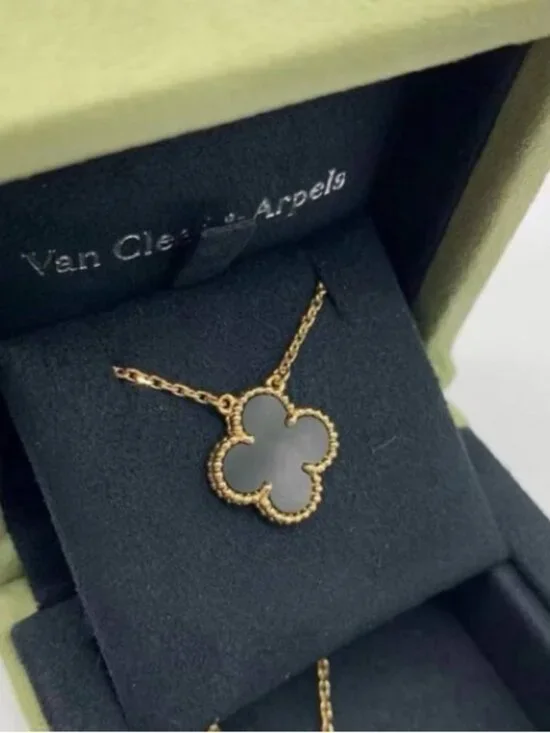 ✨ Van Cleef & Arpels Black Necklace ✨ - Picture 4 of 5